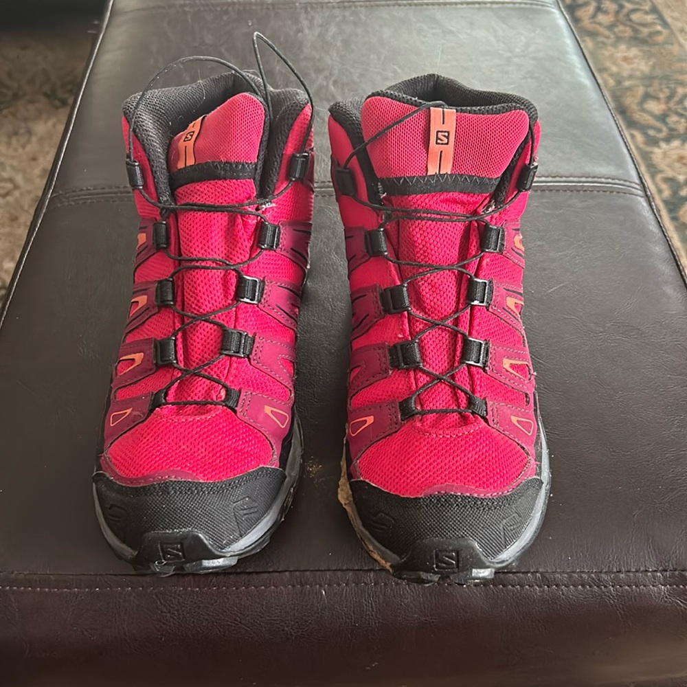 Salomon Women’s hiking boot 6 US like new limited use reddish pink w/ peach
